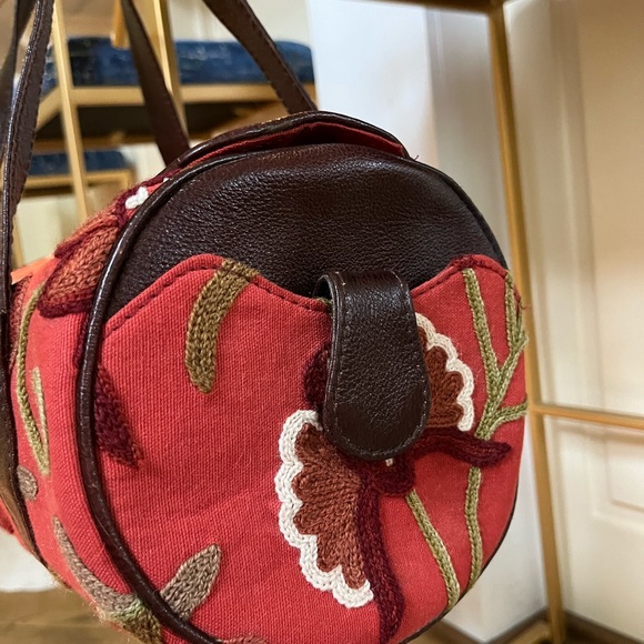 Soffi’s The Luxury Collection. Red crewel embroidery handbag. - Picture 5 of 5